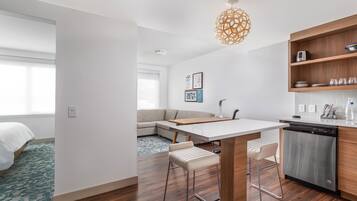 Ylelliset vuodevaatteet, yksilöllisesti kalustettu, työpöytä