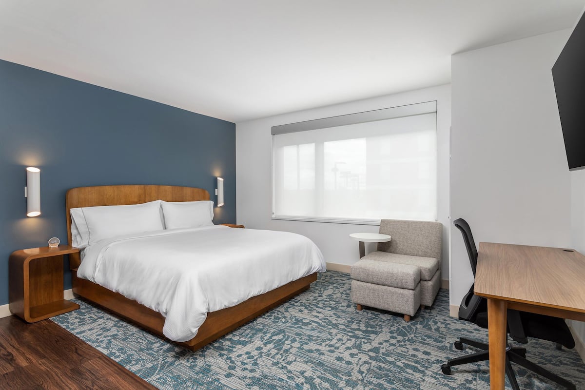 Luxe beddengoed, individueel gemeubileerd, een bureau