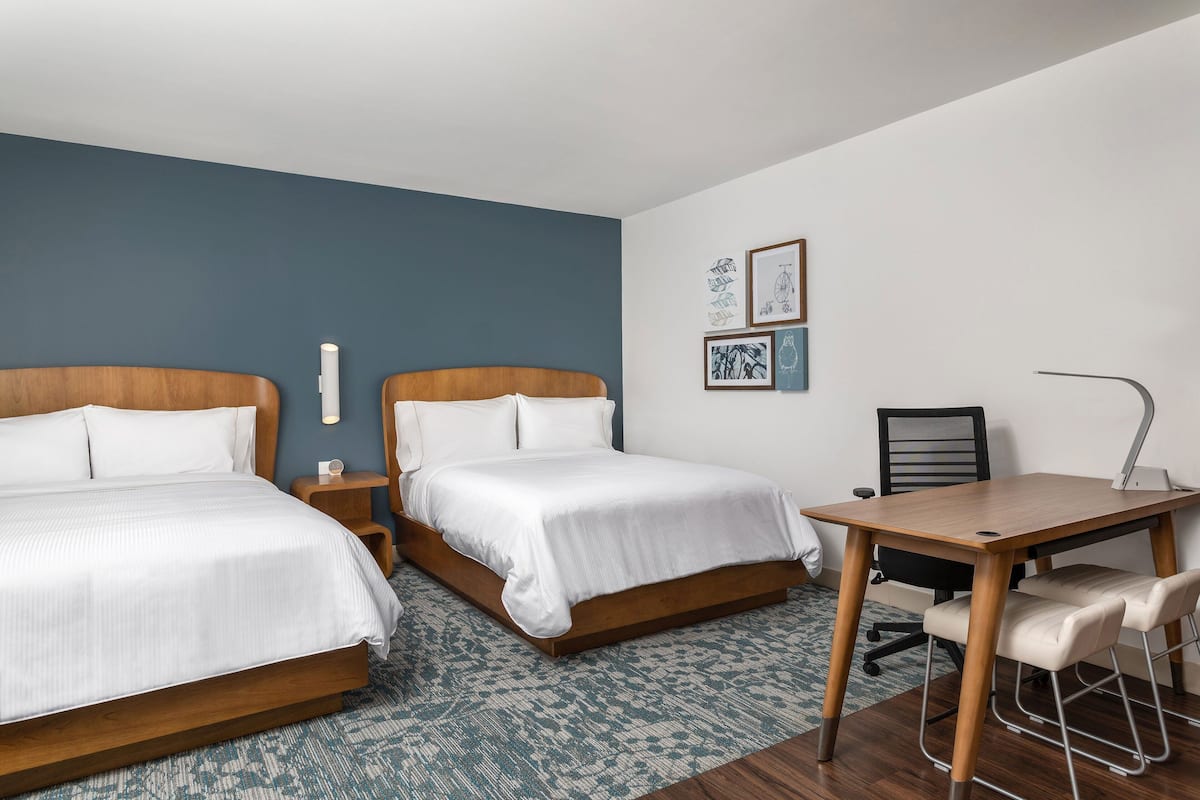 Luxe beddengoed, individueel gemeubileerd, een bureau