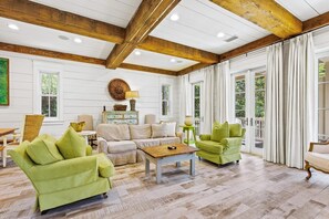 TV - Holiday Availability! Forest District! Screened Porches! Bikes! Gourmet Kitchen! (Santa Rosa Beach)