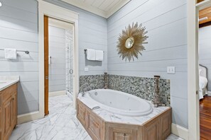 Combined shower/bathtub, hair dryer, towels