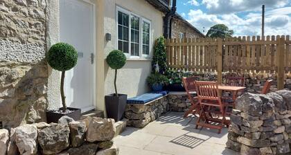 4 Bed, Sleeps 8, On-Road Parking, WiFi