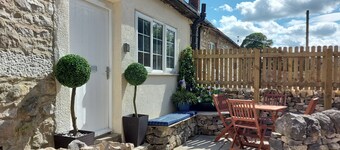4 Bed, Sleeps 8, On-Road Parking, WiFi