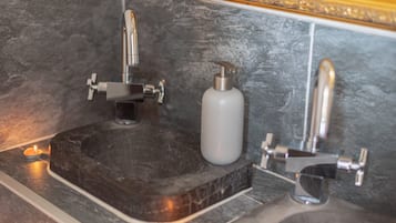 Douche, articles de toilette gratuits, serviettes fournies