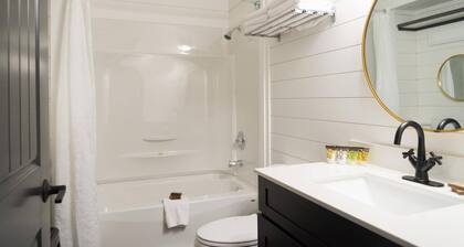 Modern 2 Bedroom Vacation Home