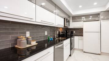 Luxury Condo, 2 Bedroom, Kitchen, Ocean View 11N | Private kitchen | Full-size fridge, microwave, oven, stovetop
