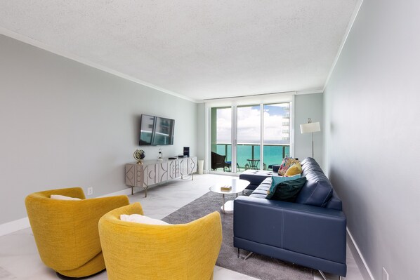 Luksushuoneisto, 2 makuuhuonetta, keittiö, valtamerinäköala | Oleskelualue | 42–tuumainen televisio, jossa kaapelikanavat