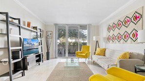 Apartamento de lujo, 2 habitaciones, cocina | Zona de estar | Televisión de 42 pulgadas con canales por cable, servicios de streaming