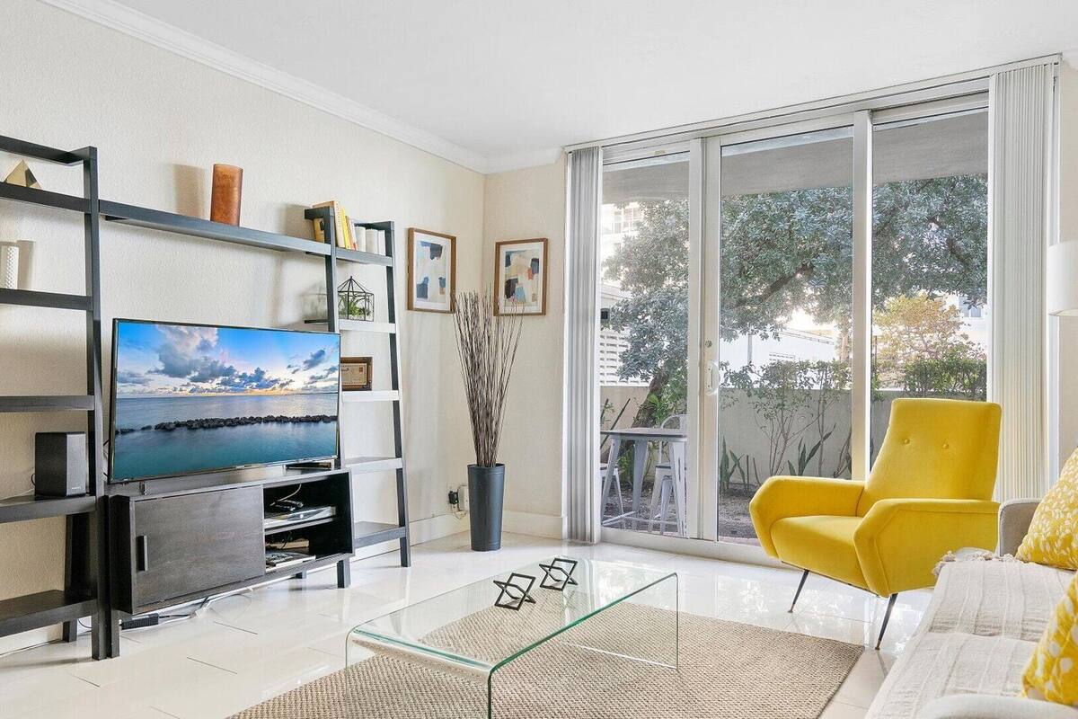 Luxury Condo, 2 Bedrooms, Kitchen | Ruang tamu | 42 inci televisyen dengan kabel, perkhidmatan penstriman