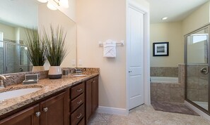 Combined shower/tub, towels