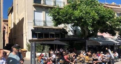 Air-conditioned harbour loft + parking for 4 people