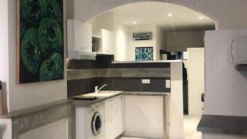 Een microgolfoven, een koffiezetapparaat/waterkoker