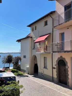 Exterior - SPECIAL OFFER: Tilde Apartment DIRECTLY ON THE LAKE (Predore)