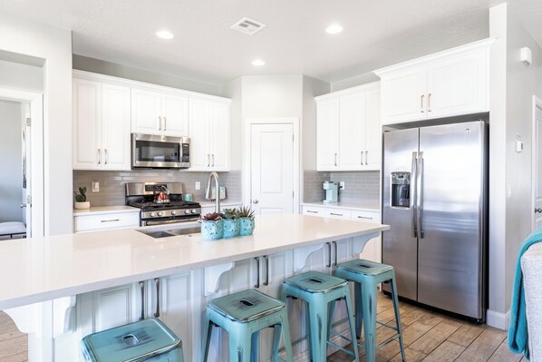 Refrigerador, microondas, horno y parrilla de estufa 