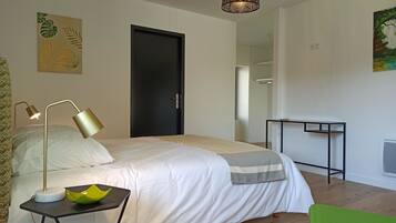 4 habitaciones, tabla de planchar con plancha, wifi y ropa de cama