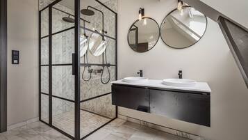 Troldhaug-suite | Bathroom | Towels, soap, shampoo, toilet paper