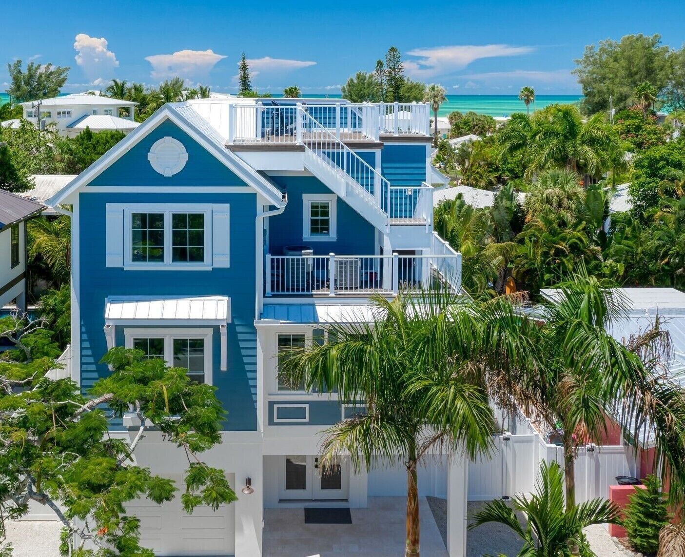 Amie House Chef’s kitchen, 2 King suites walk to beach/Stunning Pool