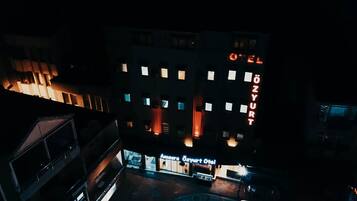 Fassade der Unterkunft – Abend/Nacht