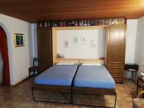 2 chambres, coffres-forts dans les chambres, fer et planche à repasser