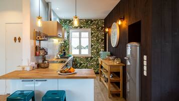 Réfrigérateur, micro-ondes, four, plaque de cuisson