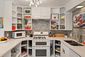 Kjøleskap, mikrobølgeovn, ovn og kokeplater