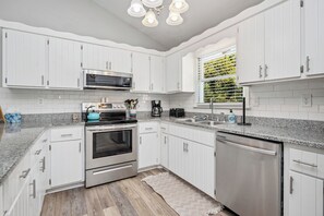 Frigorifero, microonde, forno, piano cottura