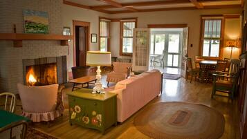 Cheminée, baby-foot, table de tennis de table, livres