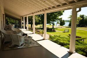 Terrace/patio - Fountain Point - Shepherd Cottage (Lake Leelanau)