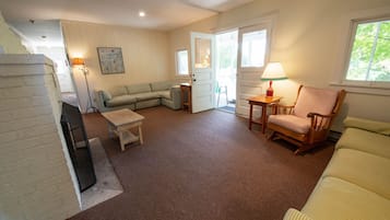 Cheminée, baby-foot, table de tennis de table, livres