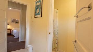 5 bedrooms, iron/ironing board, bed sheets