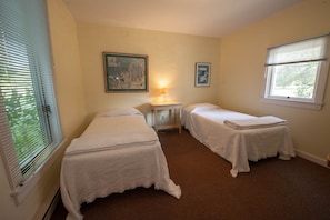 2 bedrooms, iron/ironing board, bed sheets, wheelchair access - Fountain Point - Cook's Cottage (Lake Leelanau)