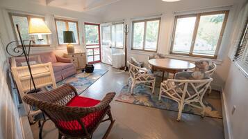 Télévision, baby-foot, table de tennis de table, livres