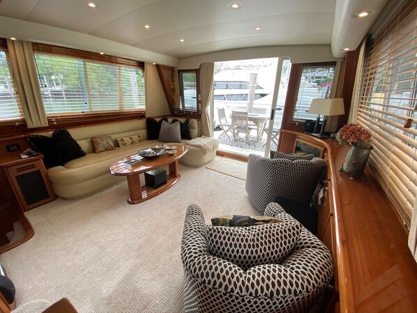 Fernseher, DVD-Player, Stereoanlage