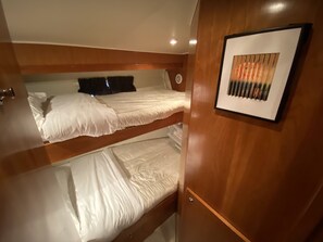 4 bedrooms, desk, WiFi, bed sheets