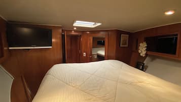 4 bedrooms, desk, WiFi, bed sheets