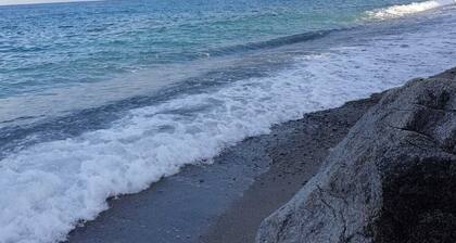 Family apartment a stone's throw from the sea.