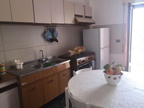 Oven, stovetop, cookware/dishes/utensils - Family apartment a stone's throw from the sea. (Monasterace Marina)