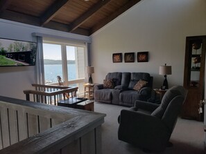 Een smart-tv en een open haard