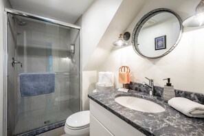 Sèche-cheveux, serviettes fournies, savon, shampoing