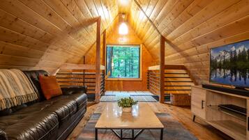 Een smart-tv, een dvd-speler, boeken en een filmbibliotheek