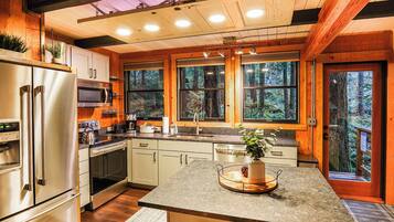 Een koelkast, een magnetron, een oven, een kookplaat