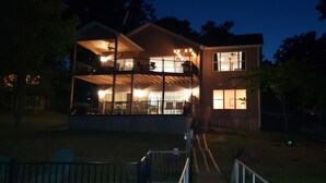 Una casa moderna de dos pisos con balcón y un patio cubierto.