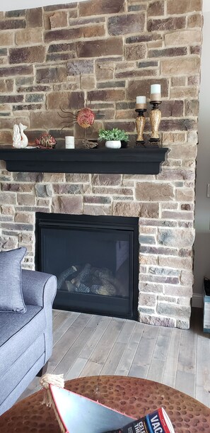 Smart TV, caminetto, lettore DVD, tavolo da ping pong