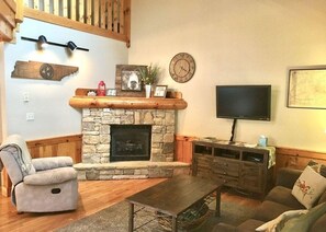 TV, streaming services - Dollywood pigeon forge Cabin, Pools, Game Room, Hot tub, 0.5 mile to Parkway (Pigeon Forge)