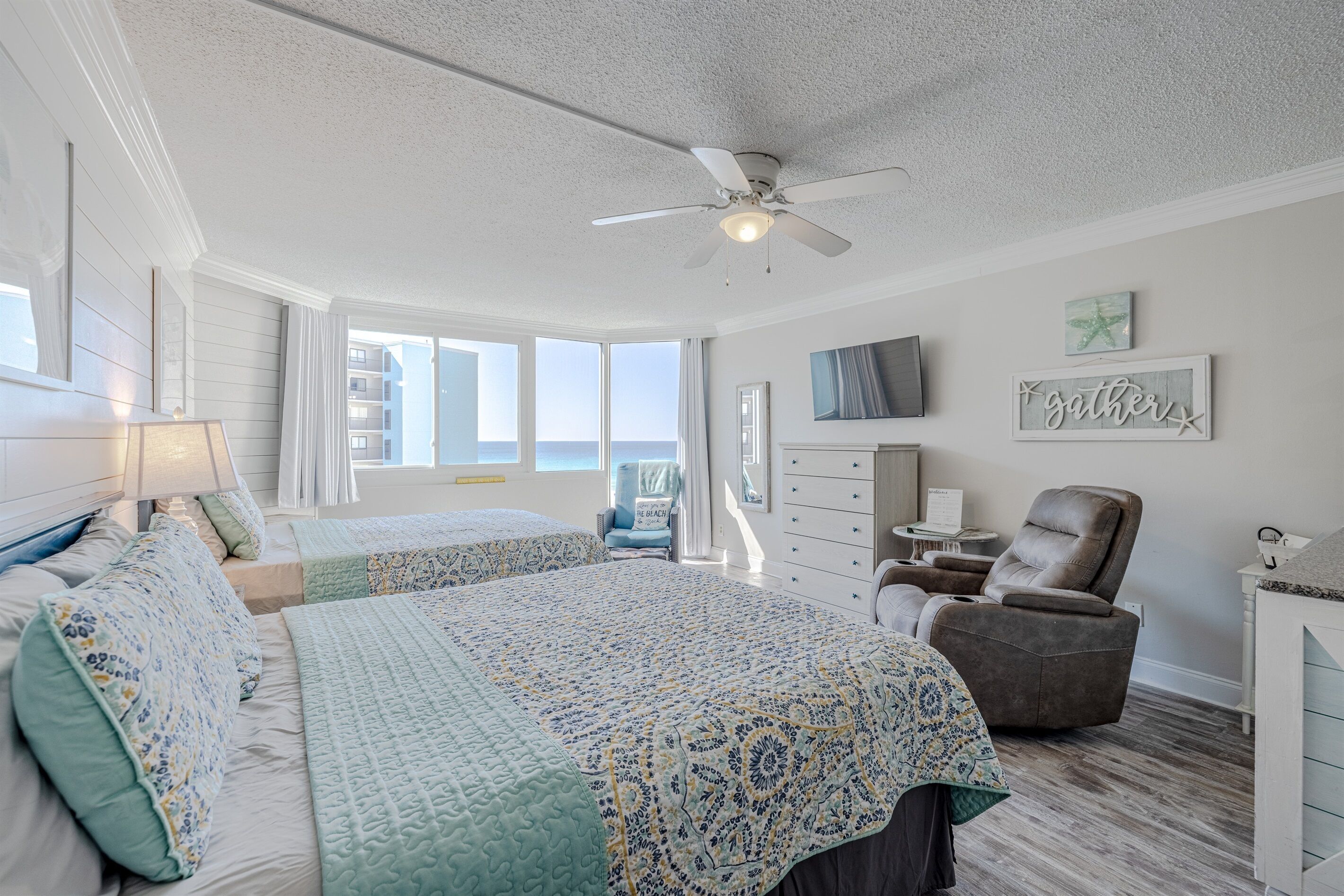 Strykjärn/strykbräda, wi-fi och sängkläder