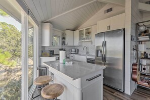 Refrigerador, microondas, placa de cocina, lavavajillas