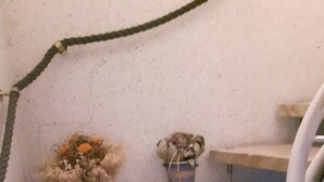 A staircase with a basket of vegetables, a potted plant, and a small pumpkin on the steps. - Vacation apartment, good location in the mining region Erzgebirge, mountain town Schneeberg (Schneeberg, Sachsen, Deutschland)