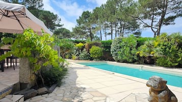 Una piscina al aire libre, una piscina climatizada