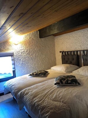 4 bedrooms, in-room safe, desk, iron/ironing board