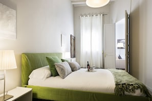 Tabla de planchar con plancha, wifi gratis, ropa de cama